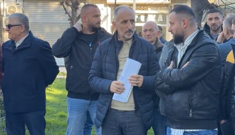 Nevzat Bejta pritet me duartroktije në sheshin e Gostivarit, dorëzon kandidaturën e tij (VIDEO)