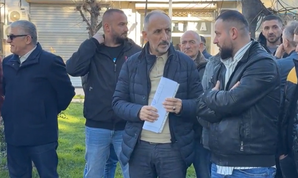 Nevzat Bejta pritet me duartroktije në sheshin e Gostivarit, dorëzon kandidaturën e tij (VIDEO) Nevzat Bejta pritet me duartroktije në sheshin e Gostivarit, dorëzon kandidaturën e tij (VIDEO)