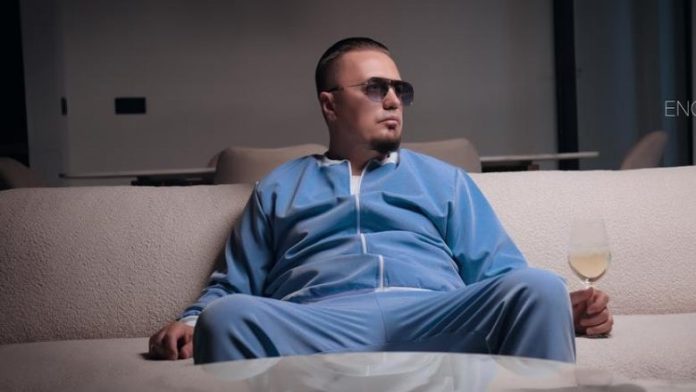 blero-kapet-mat-me-te-dashuren-e-re-ne-nje-mbremje-festive