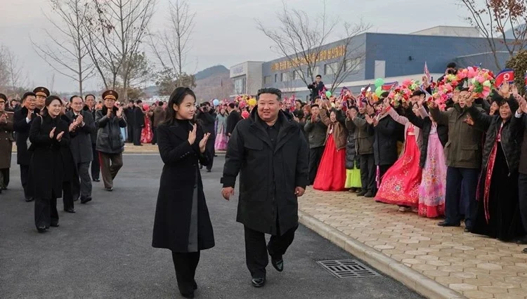 Kim Jong Un shfaqet në publik me pasardhësen favorite