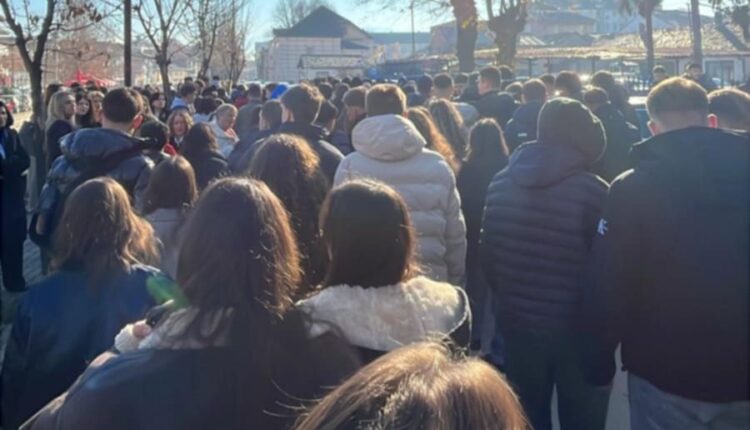 Nxënësit e Gjimnazit të Tetovës protestojnë para policisë për shkak të alarmeve të rreme për bomba