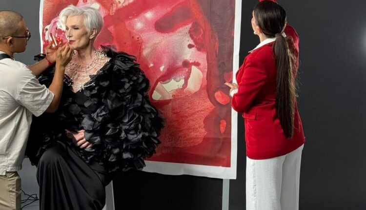 Mamaja e Elon Musk pozon për Fadil Berishën mes veprave të artistes shqiptare që pikturon vetëm me duar