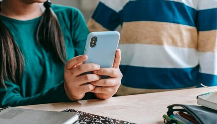 A do t’i ndalojë BE-ja mediat sociale për adoleshentët?