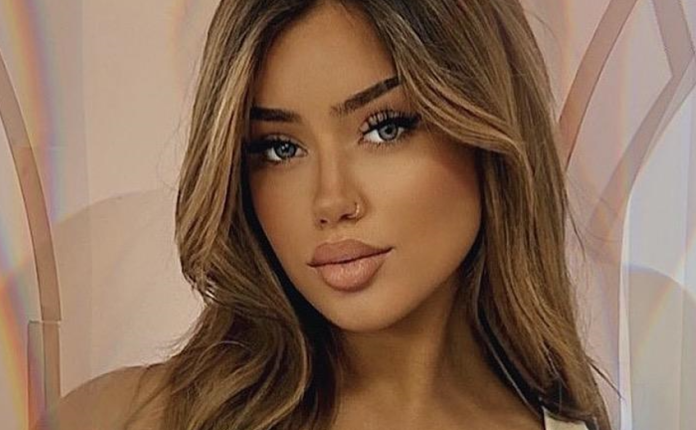 Festa Qoqaj hyn në Librin e Rekordeve me këtë pozë para pasqyrës?