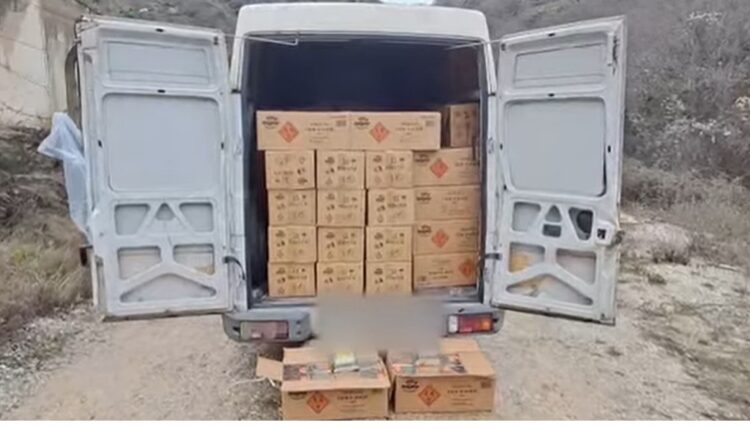 Janë gjetur mbi 25 ton mjete piroteknike në dy automjete transportuese dhe në magazina të një personi juridik. Arrestohen dy persona, njëri polic (VIDEO)