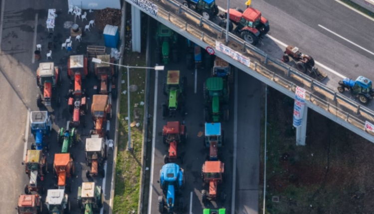 Bllokada e fermerëve grekë përshkallëzohet para Vitit të Ri, 3 mijë traktorë parkohen në autostradë
