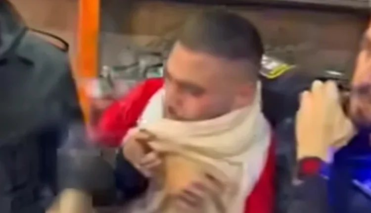Policia izraelite arreston palestinezin e veshur si Babadimër (VIDEO)