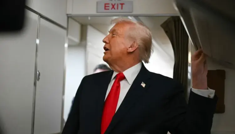 Po pranonte pyetje nga gazetarët në aeroplanin presidencial, Trumpin e “godet” dikush me derën e tualetit derisa tentonte të dilte jashtë