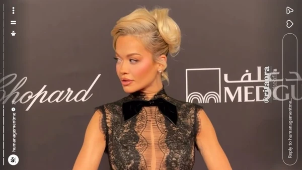 Rita Ora shkëlqen me dukjen në Arabinë Saudite  ndërsa merr pjesë në  Red Sea Film Festival 