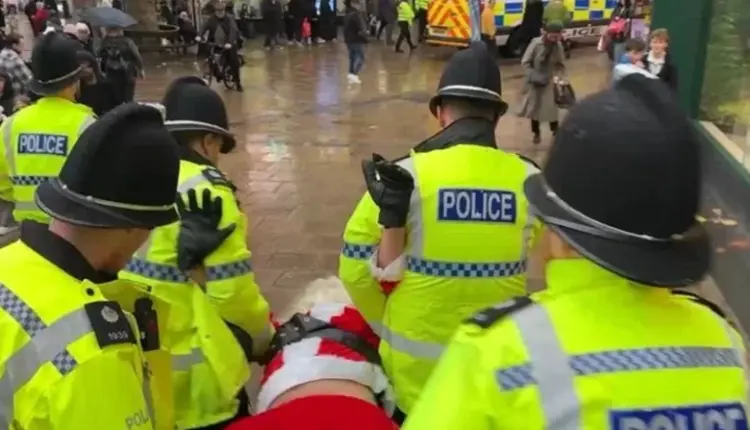 Në një protestë në Angli u arrestua edhe një burrë i veshur si Babadimër