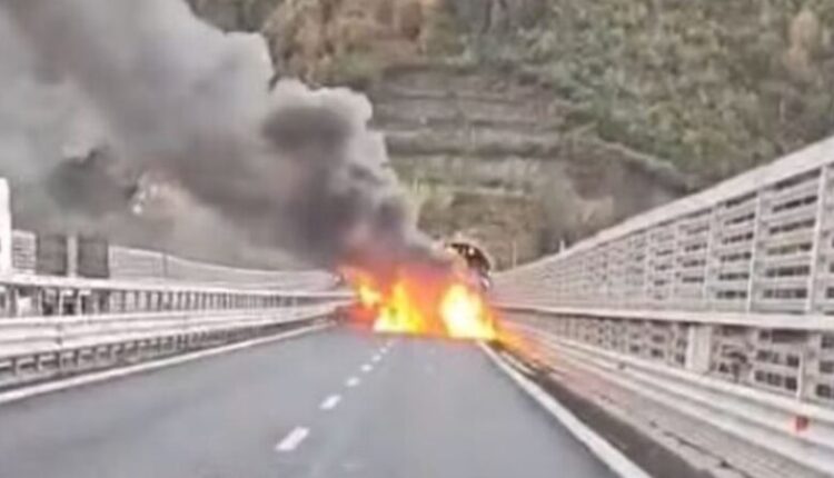 Grabitje spektakolare në Itali/ Komando sulmon automjetin e blinduar brenda tunelit, vidhen rreth 2 milionë euro