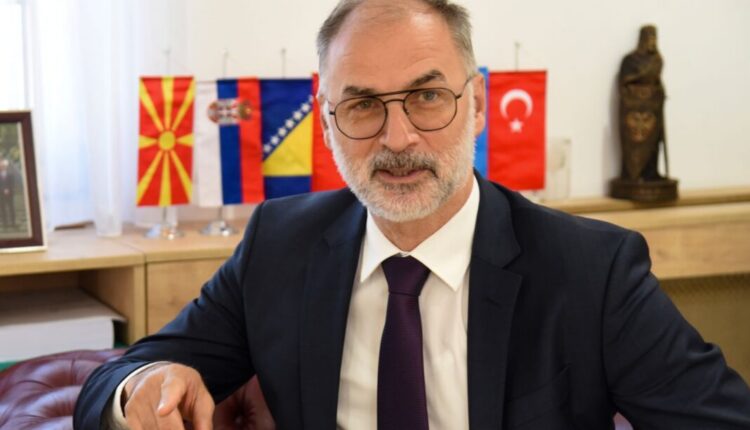 Skandal në Ministrinë për Marrëdhënie Ndërmjet Bashkësive/ Stoilkoviqi largon shtatë shqiptarë nga puna