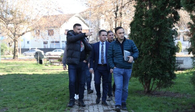 Bilall Kasami inspekton nga afër punimet në asfalltimin e bllokut urban Tetovarja në Tetovë