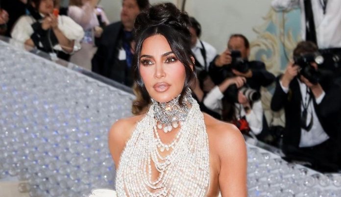 Kim Kardashian ndez festat e fundvitit me veshje provokuese dhe set fotografik tërheqës