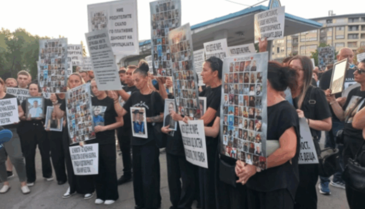 Familjarët e viktimave të tragjedisë së Koçanit, marshuan sot për herë të 35-të për të kërkuar drejtësi