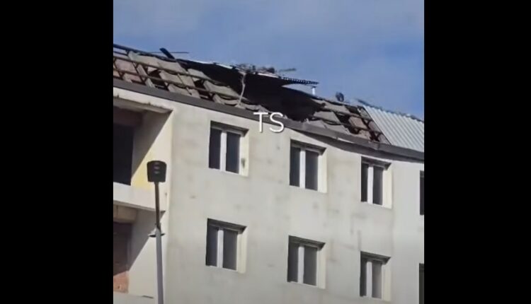 Era e fuqishme rrëzon kulmin e një ndërtese në Kumanovë (VIDEO)