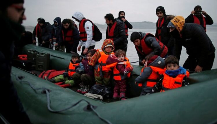 Të paktën 18 migrantë të vdekur nga fundosja e një varke në Detin Mesdhe