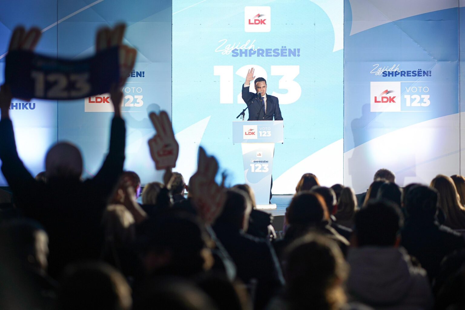 Abdixhiku tregon 10 zotimet kryesore të LDK së  1 mijë euro pagë për mësuesit  900 euro për policët  ushtarët e zjarrëfikësit