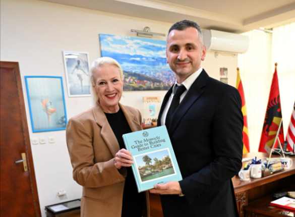 Kryetari i Dibrës, Fisnik Mela priti në takim ambasadoren e SHBA, Aggeler