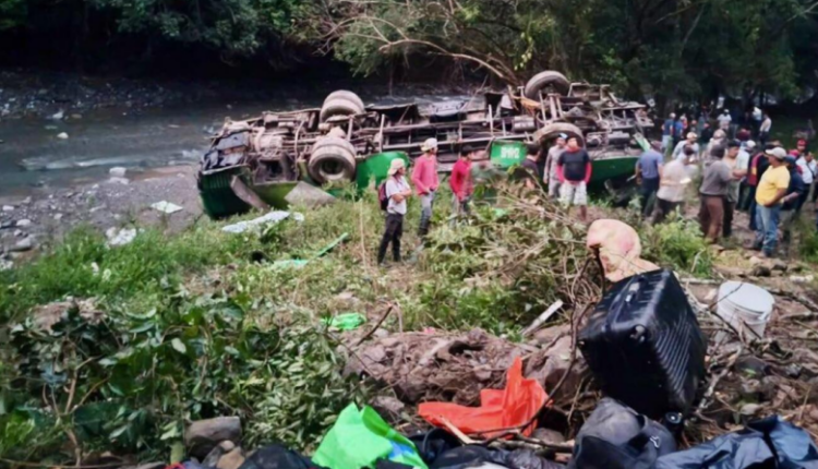 Tragjedi në Meksikë, të paktën dhjetë të vdekur dhe 32 të plagosur nga përmbysja e një autobusi