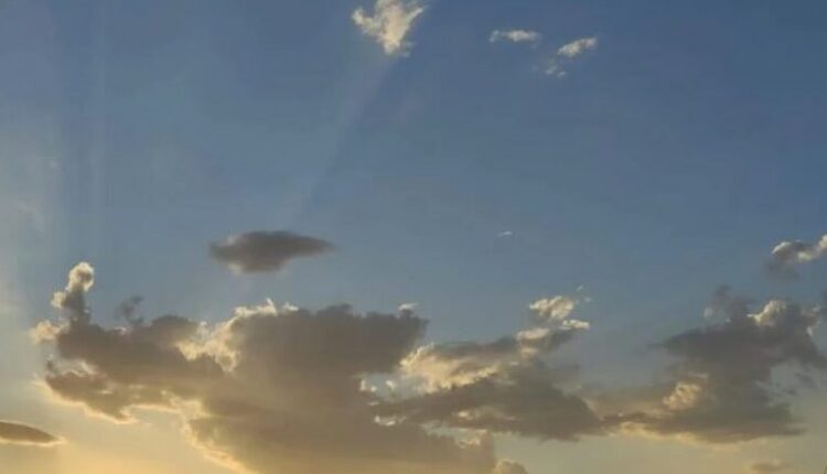 Moti me diell dhe vranësira