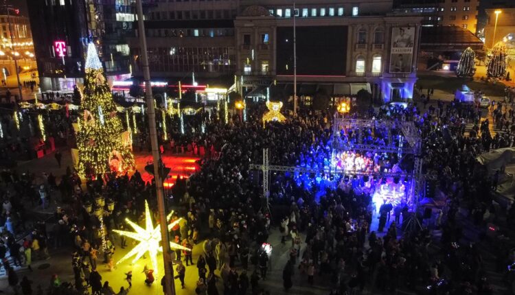 Shkupi nis festën – ndizen dritat e Vitit të Ri (FOTO)