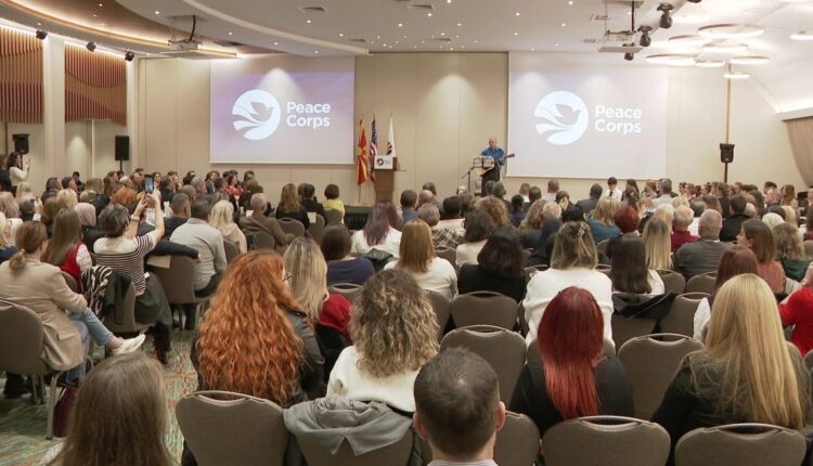 48 vullnetarë amerikanë filluan shërbimin dyvjeçar në shkollat në vend