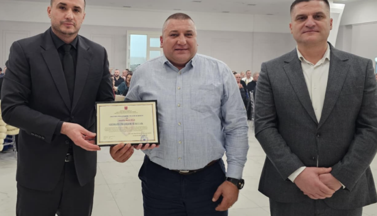 I shpëtoi jetën protestuesit që po digjej, dekorohet inspektori i policisë