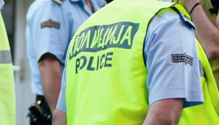 Kapen muzikantët “ilegalë” nga Bosnja duke performuar në Kërçovë