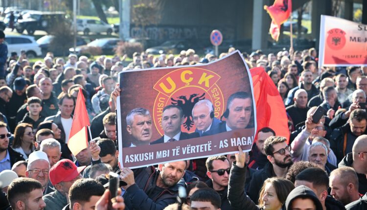 Enver Hoxhaj publikon pamje nga protesta: UÇK-ja jehon në Shkup!
