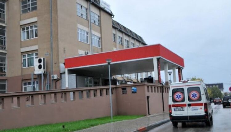 Gruaja e lënduar dërgohet në Spitalin e Mitrovicës dhe në QKUK, rasti nën hetime