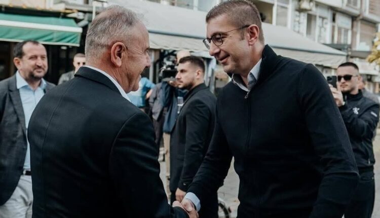 Nuk e vendosi flamurin maqedonas, Mendi Qyra  i përkulet Mickoskit dhe i  kërkon falje: Nuk do të përsëritet më