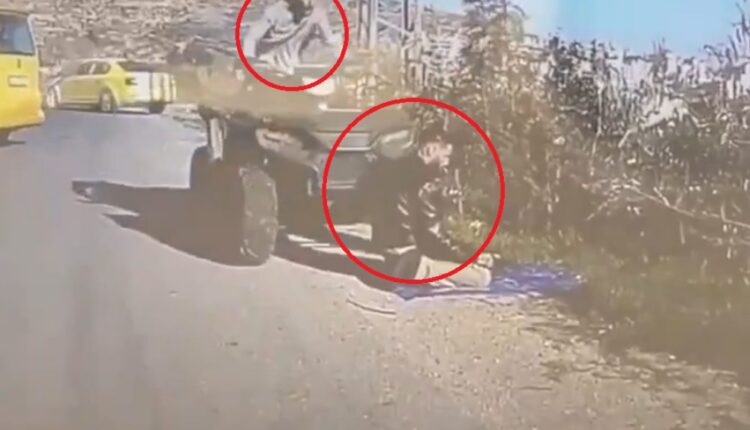Pamje: Rezervisti izraelit godet me katërrotësh palestinezin që po falej në Bregun Perëndimor (VIDEO)