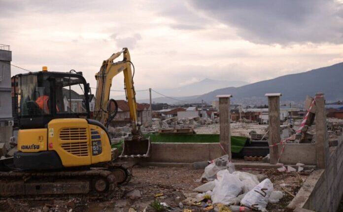 Rrënohet një objekt në Vizbeg të Shkupit, Kostovski: Ishte ndërtuar pa leje dhe në tokë shtetërore!