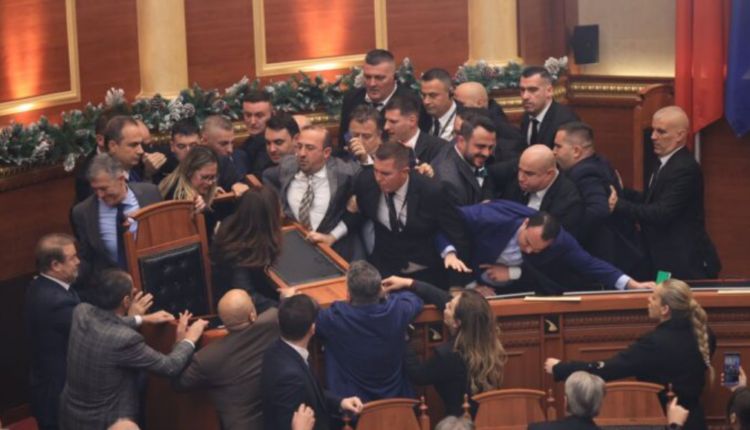 Përjashtohen gjashtë deputetët e PD-së pas kaosit në Kuvend