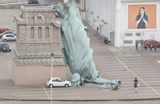 Era e fortë rrëzon Statujën e Lirisë në Brazil (VIDEO)