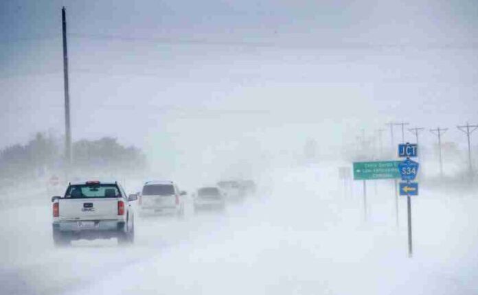Një stuhi e fuqishme përfshin SHBA: Borë dhe shi i ngrirë nga Midwest deri në New York (VIDEO)