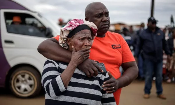 Persona të armatosur vrasin 10 persona në një sulm në një tavernë në Afrikën e Jugut