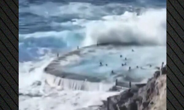 Video tronditëse nga bregdeti i Tenerifes  dallgët mbysin 4 pushuesit në pishinën natyrore  një i zhdukur