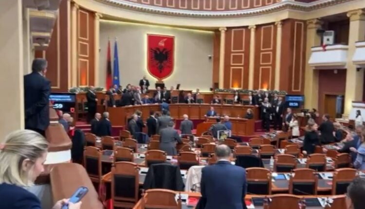 Kaos në Kuvend, opozita përplaset me Gardën, PS voton ligjet