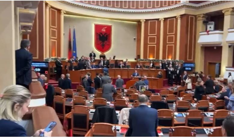 Kaos në Kuvend  opozita përplaset me Gardën  PS voton ligjet