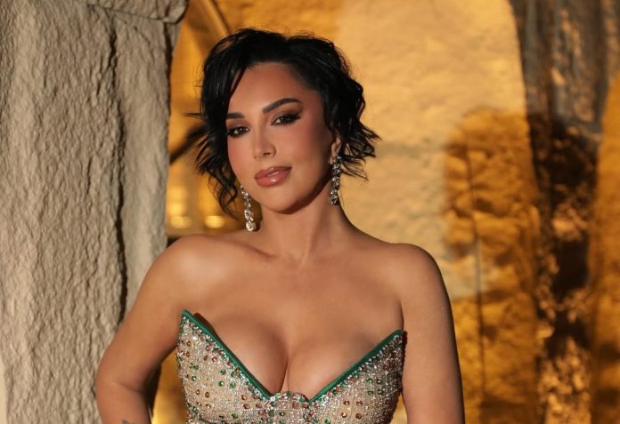 Teuta Selimi  thyen  internetin me veshjen në koncert