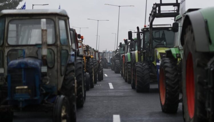 Fermerët nuk tërhiqen, bllokojnë pikat nevralgjike të rrjetit rrugor në Greqi, kaos në autostrada