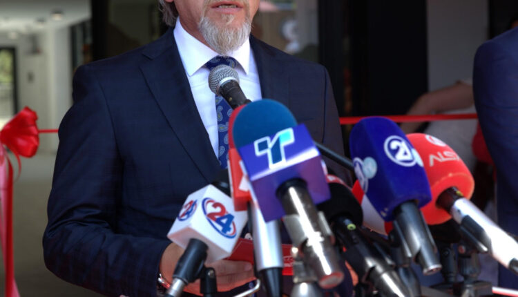 “Punoni të qetë!” – Ministri Fatmir Limani garanton stabilitet dhe vendime të përhershme pune për punonjësit e administratës publike