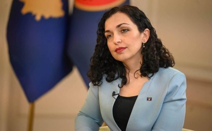 Osmani uron Krishlindjen: Le të na bashkojë tradita jonë e respektit, solidaritetit dhe e mikpritjes