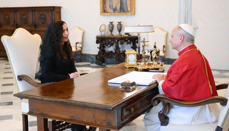 Presidentja Osmani takohet me Papën: Kërkon njohje zyrtare të Kosovës nga Vatikani