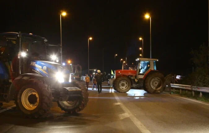 Fermerët grekë vazhdojnë protestat, bllokojnë disa akse kryesore rrugore