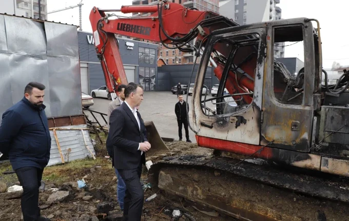 Peci thotë se i është djegur një ekskavator kompanisë përgjegjëse për rrënim të objekteve pa leje