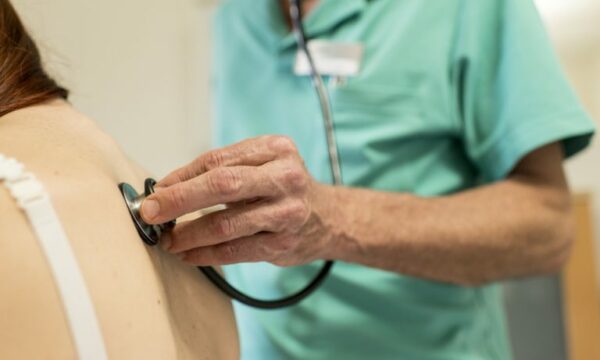 Cyrih ofron kujdes mjekësor bazik falas për migrantët pa dokumente