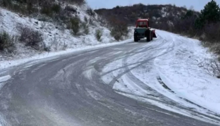 Rrugët në Mavrovë, Strazhë, Presekë kanë filluar të mbulohen me borë